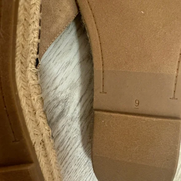Old Navy Women's Tan Slide Sandals - Picture 4 of 5